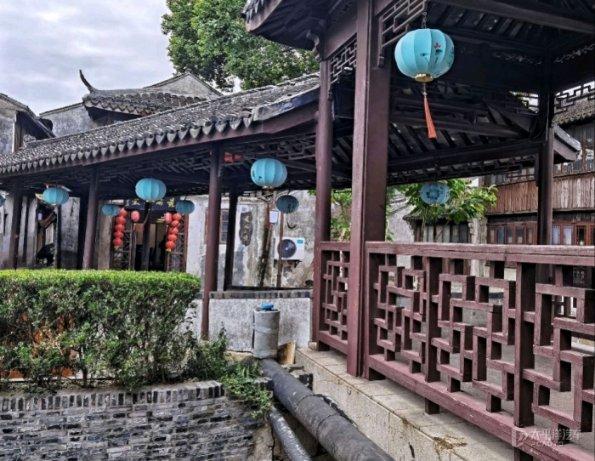 清炖鸡汤是一道传统的中式汤品，味道鲜美，营养丰富